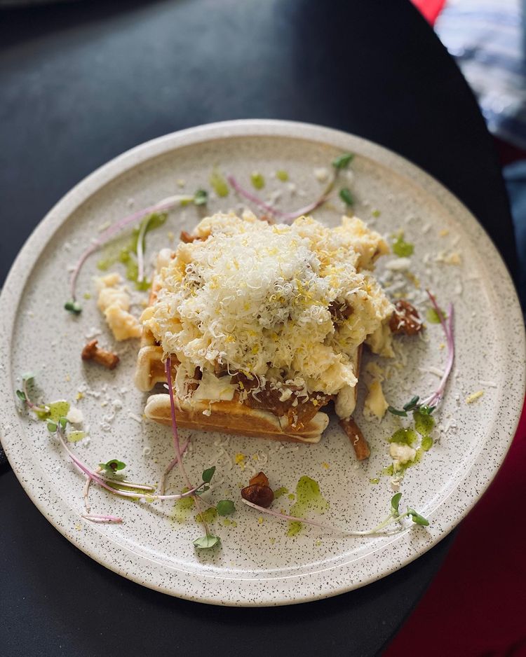 От простых яиц до трюфельной овсянки и перлотто. Где вкусно позавтракать в Минске