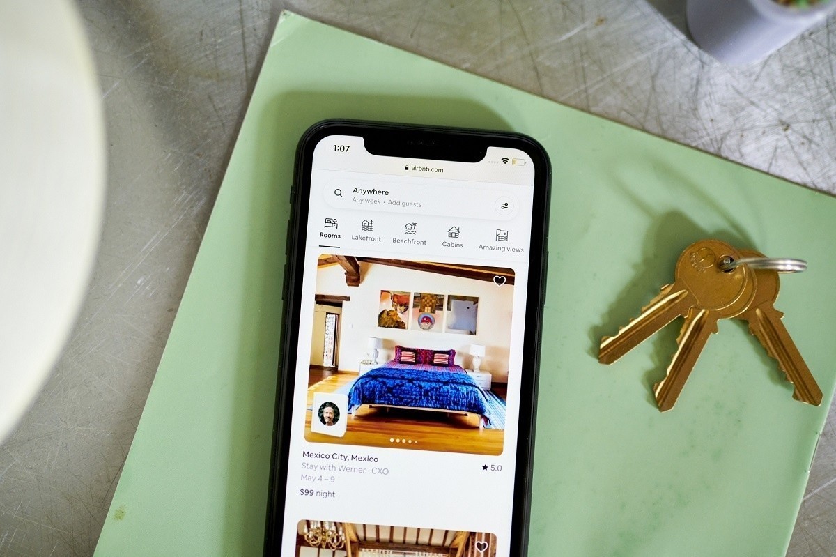 Airbnb вводит комиссию за конвертацию платежей. На сколько подорожает бронирование