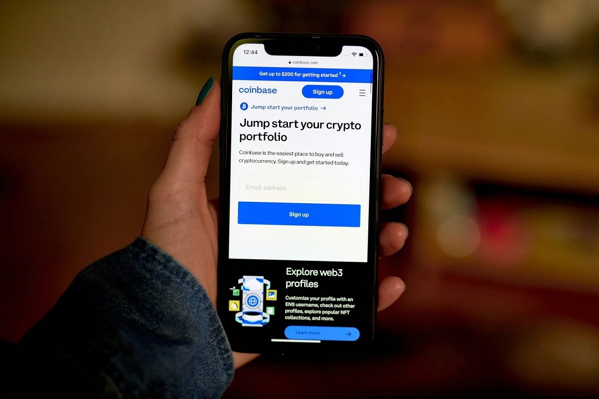Хакеры украли данные клиентов криптовалютной компании Coinbase и требуют выкуп $20 млн