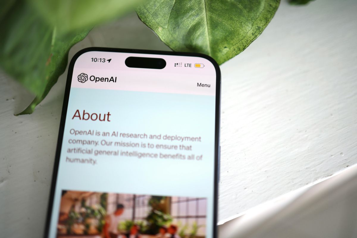 Open AI&nbsp;покупает стартап легендарного дизайнера Apple