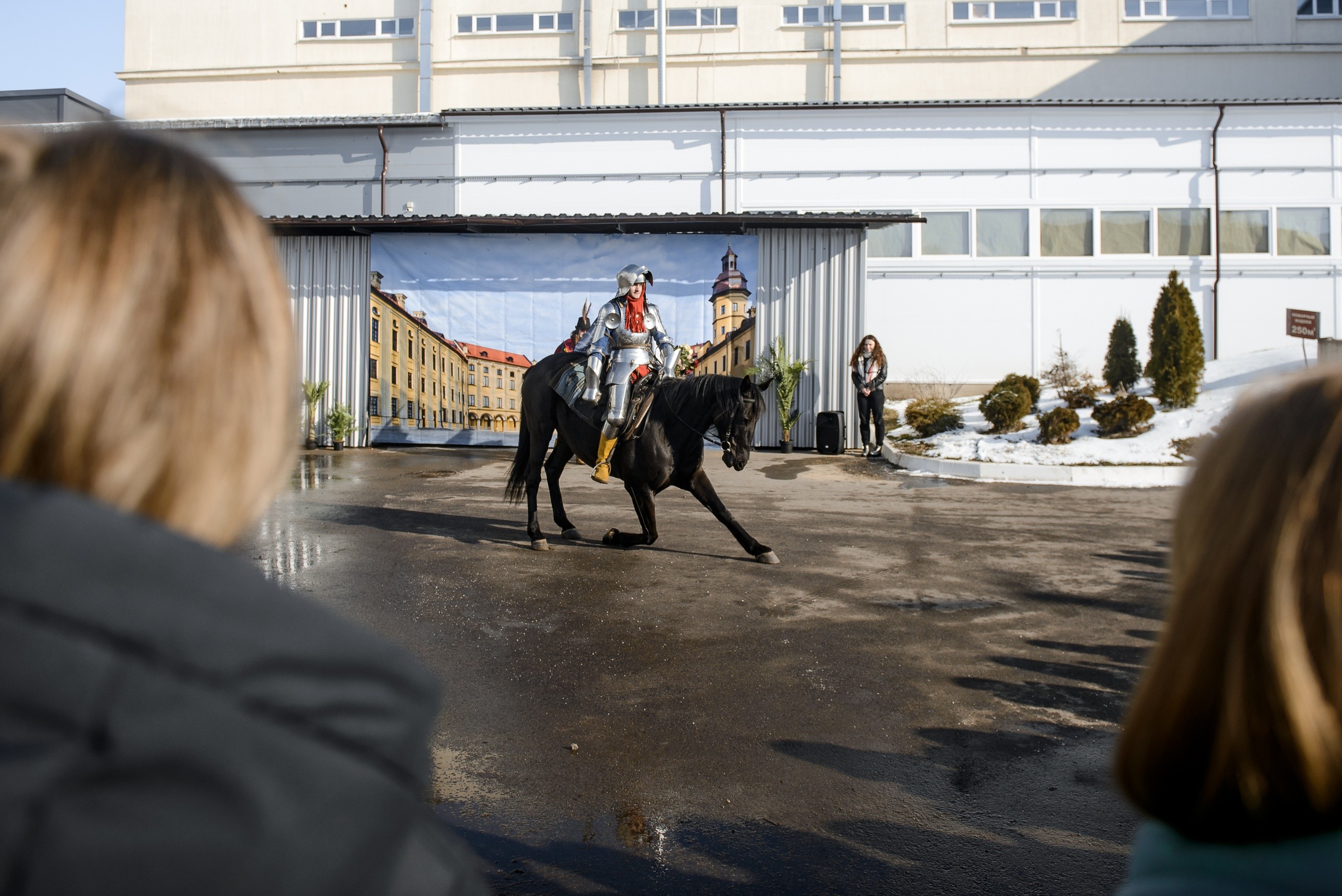Верить в сказку: принц на вороном коне и миллионы роз. Что происходило в Заславле 7 марта