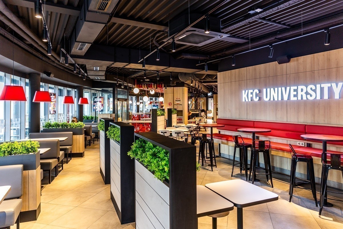 «Хотела накопить на&nbsp;iPhone и&nbsp;уйти, а&nbsp;стала директором». Сотрудники KFC&nbsp;— о&nbsp;своей карьере