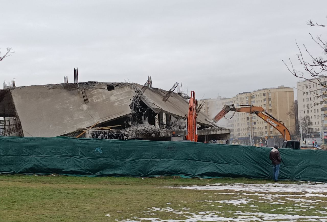 В&nbsp;Минске начали сносить долгострой «Гулливер»