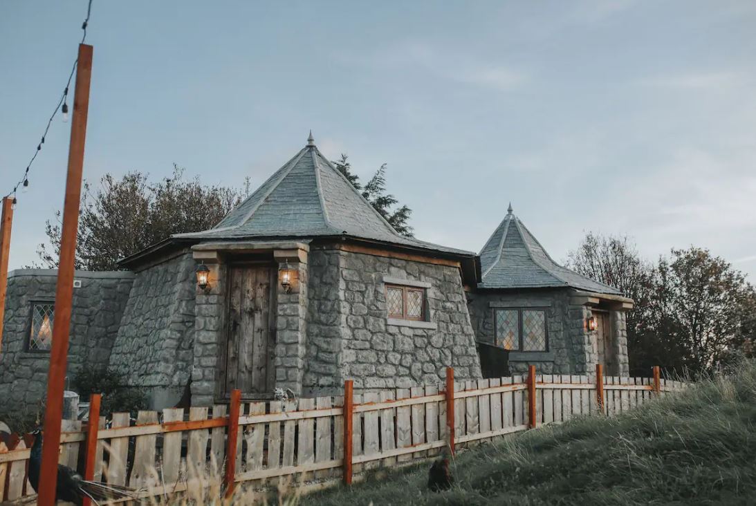 На Airbnb предлагают снять копию хижины Хагрида из «Гарри Поттера». Сколько стоит ночь