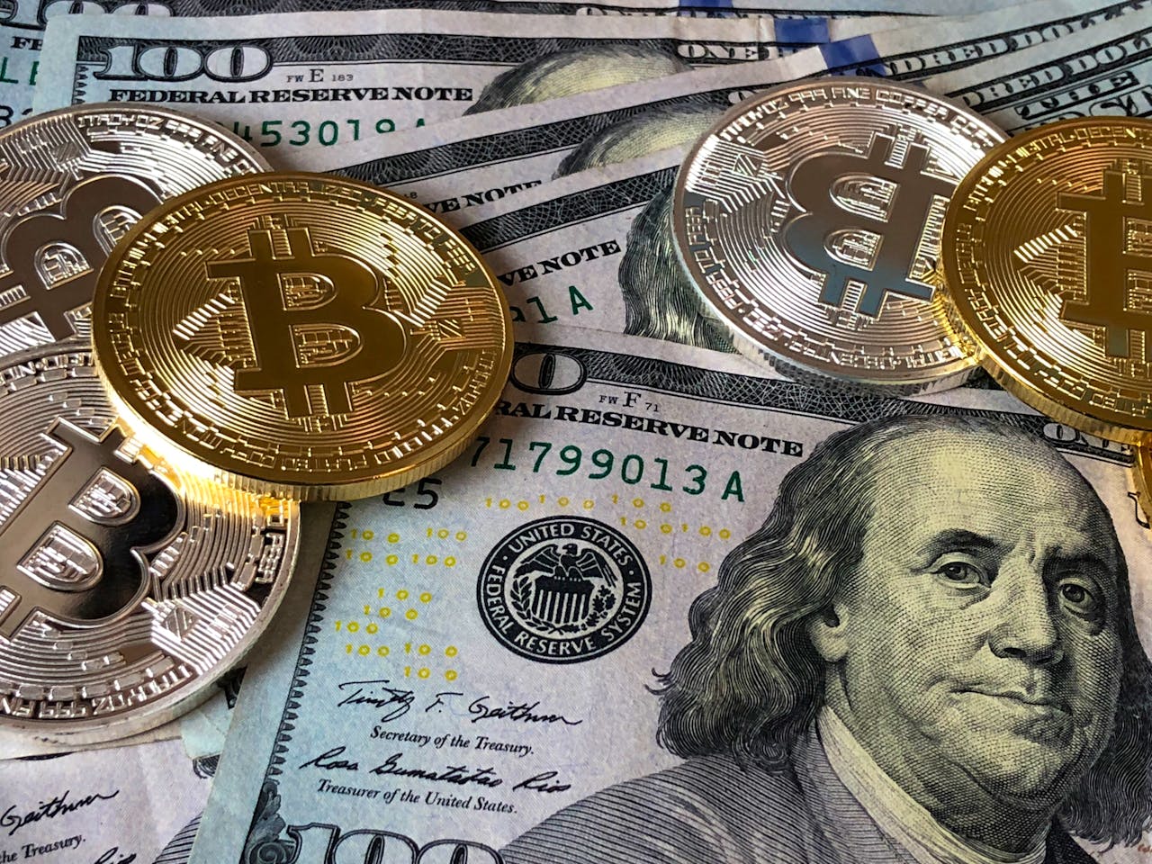 Биткоин рухнул до минимума за июнь на фоне событий на Ближнем Востоке