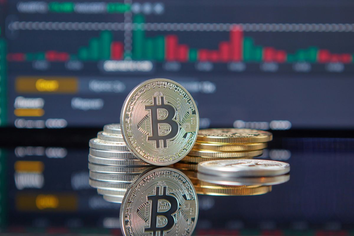 Биткоин после исторического максимума за сутки подешевел на $4 тыс.