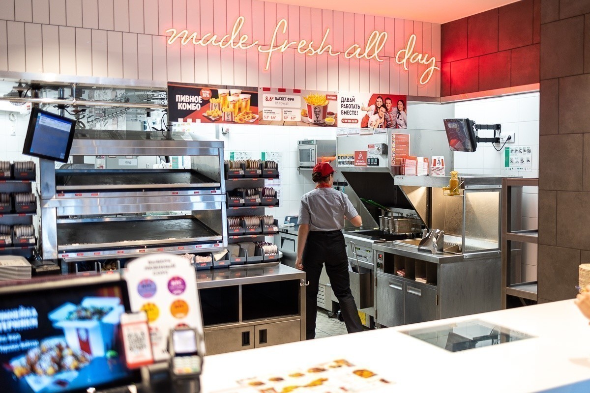 «Хотела накопить на&nbsp;iPhone и&nbsp;уйти, а&nbsp;стала директором». Сотрудники KFC&nbsp;— о&nbsp;своей карьере
