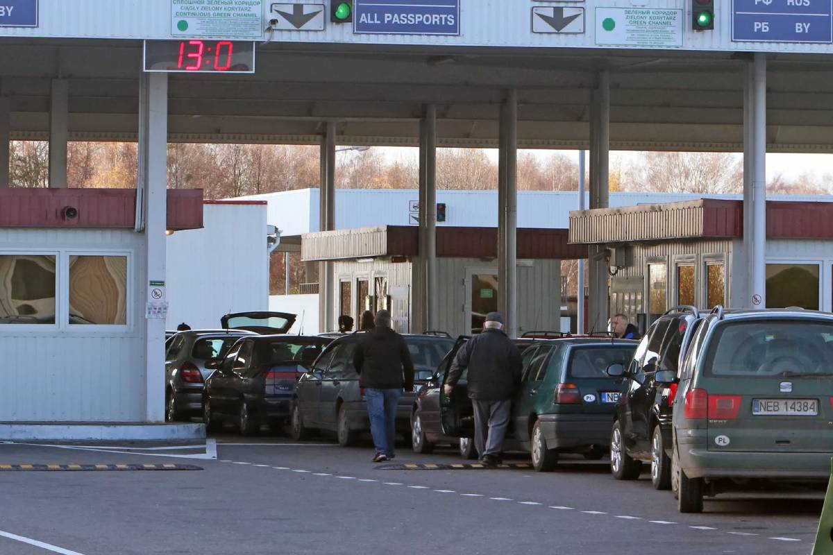Очередь легковых автомобилей в сторону Польши выросла за сутки в два раза