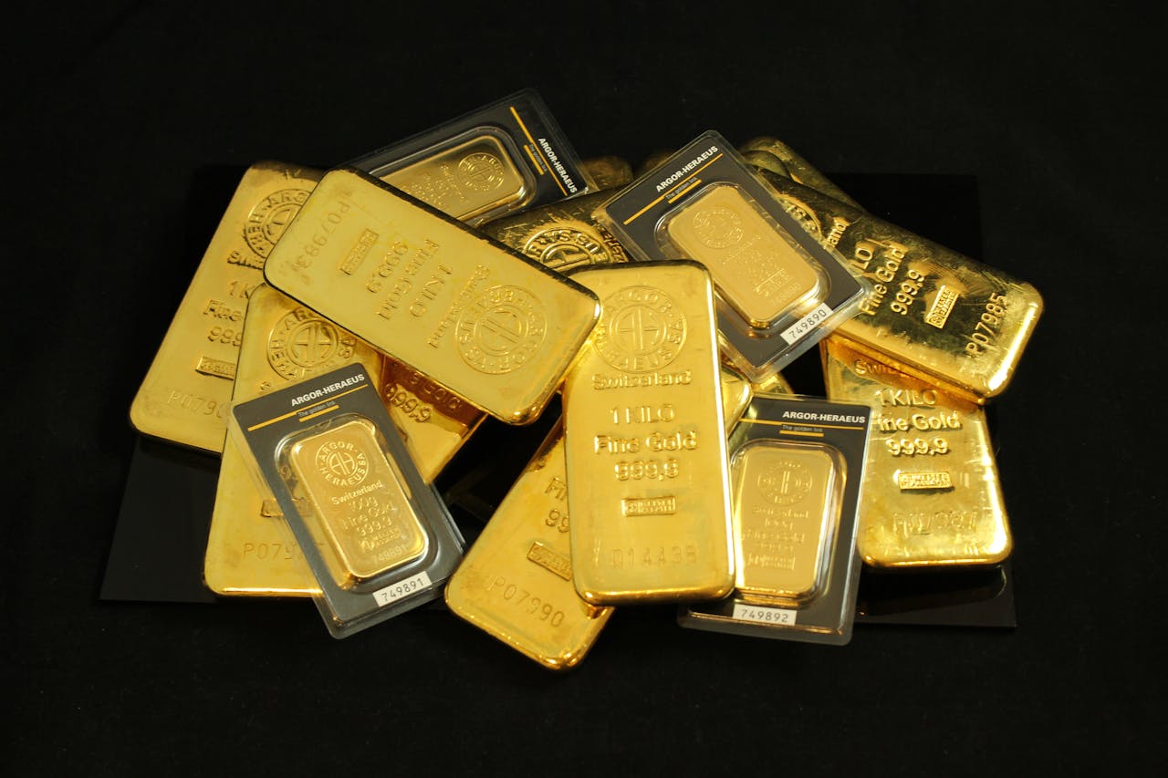 Цена золота впервые с 10 октября упала ниже $4000