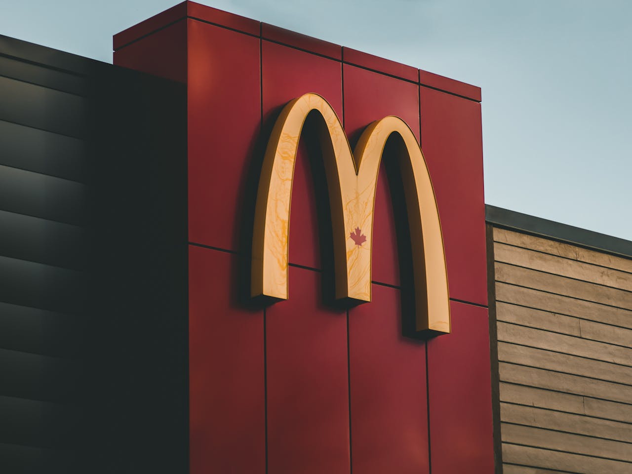 McDonald’s возглавил рейтинг самых дорогих ресторанных брендов. Кто еще в топе