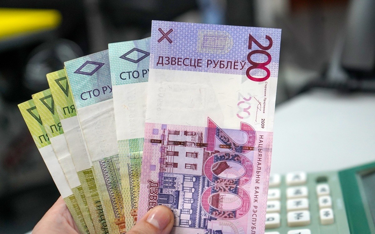 В октябре средняя зарплата в Беларуси выросла после двух месяцев снижения