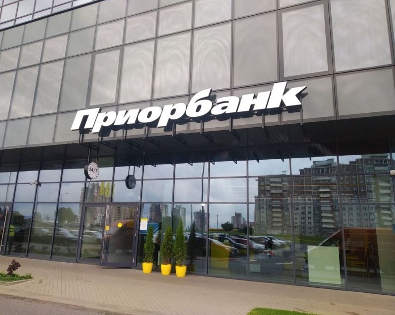 «Риски растут». Приорбанк рассказал о переводах и платежах за границу в долларах