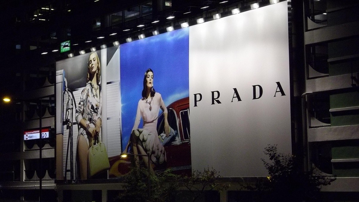 Prada сообщила о покупке бренда Versace