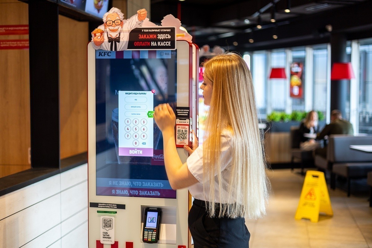 «Хотела накопить на&nbsp;iPhone и&nbsp;уйти, а&nbsp;стала директором». Сотрудники KFC&nbsp;— о&nbsp;своей карьере