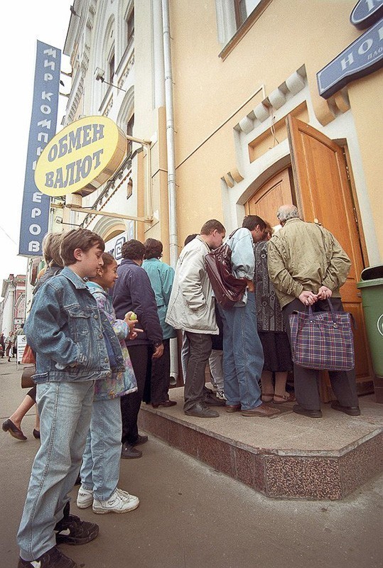 Валютчики, деноминация и&nbsp;нашествие тараканов. Как Беларусь прожила 2000-й&nbsp;— год Дракона