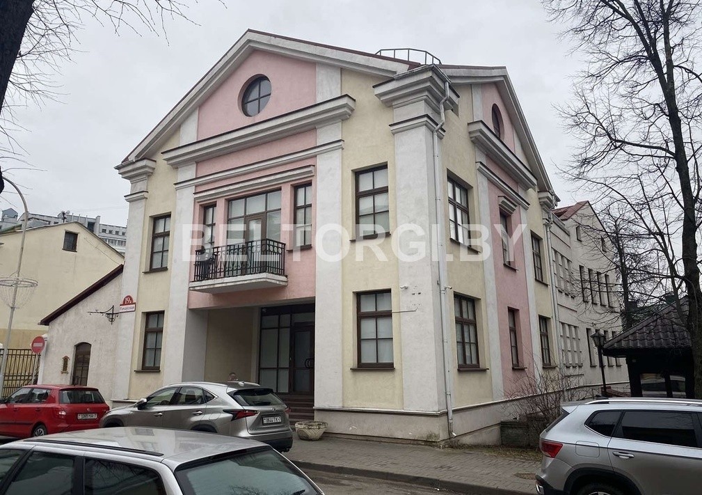 Здание Трайпла на Раковской снова пытаются продать. Но уже дешевле на 30%