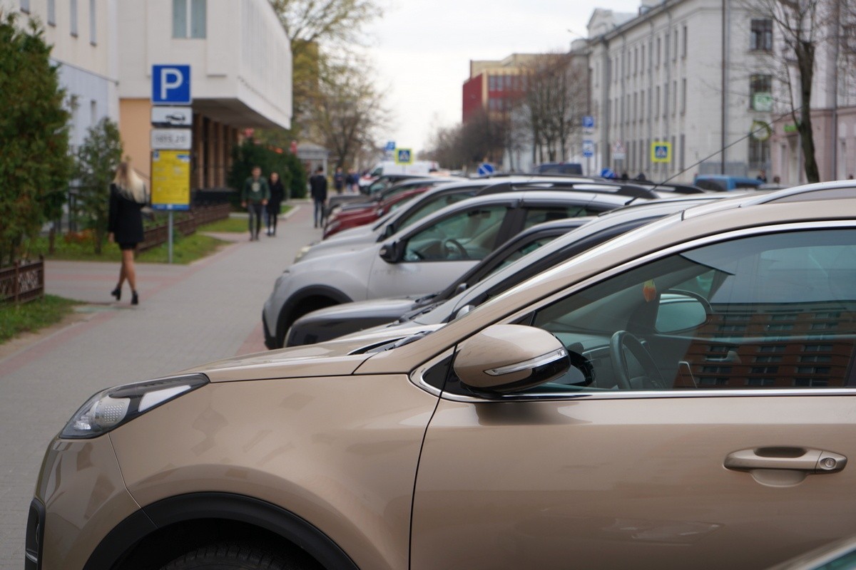 Дилеры в I квартале в полтора раза сократили импорт новых авто