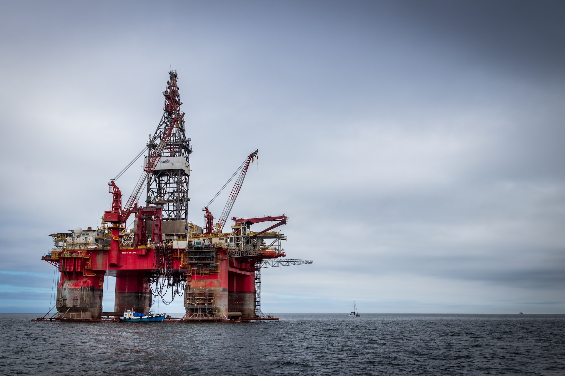 Доходы России от экспорта нефти и газа в январе упали почти на 40%