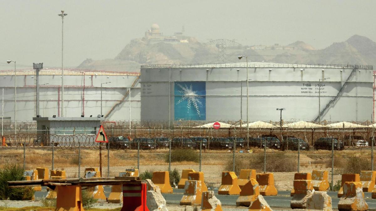 Крупнейшая нефтяная компания Saudi Aramco после атаки дронов приостановила работу завода