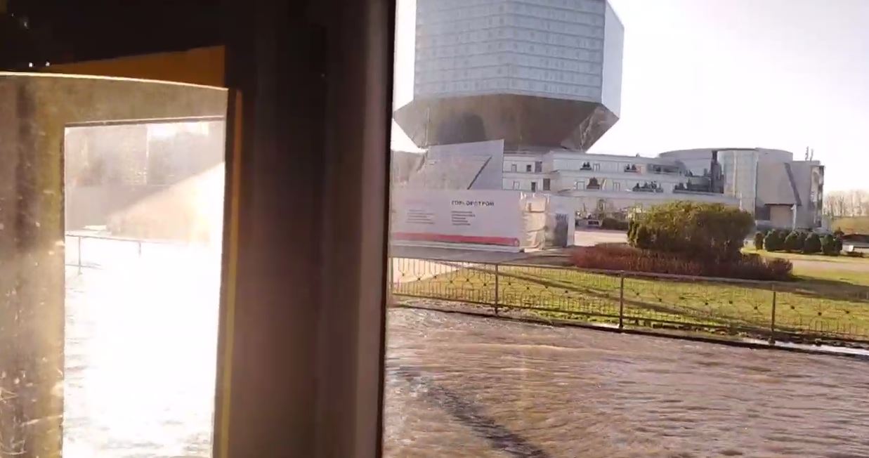 В Минске образовалась пробка из-за потопа возле Национальной библиотеки