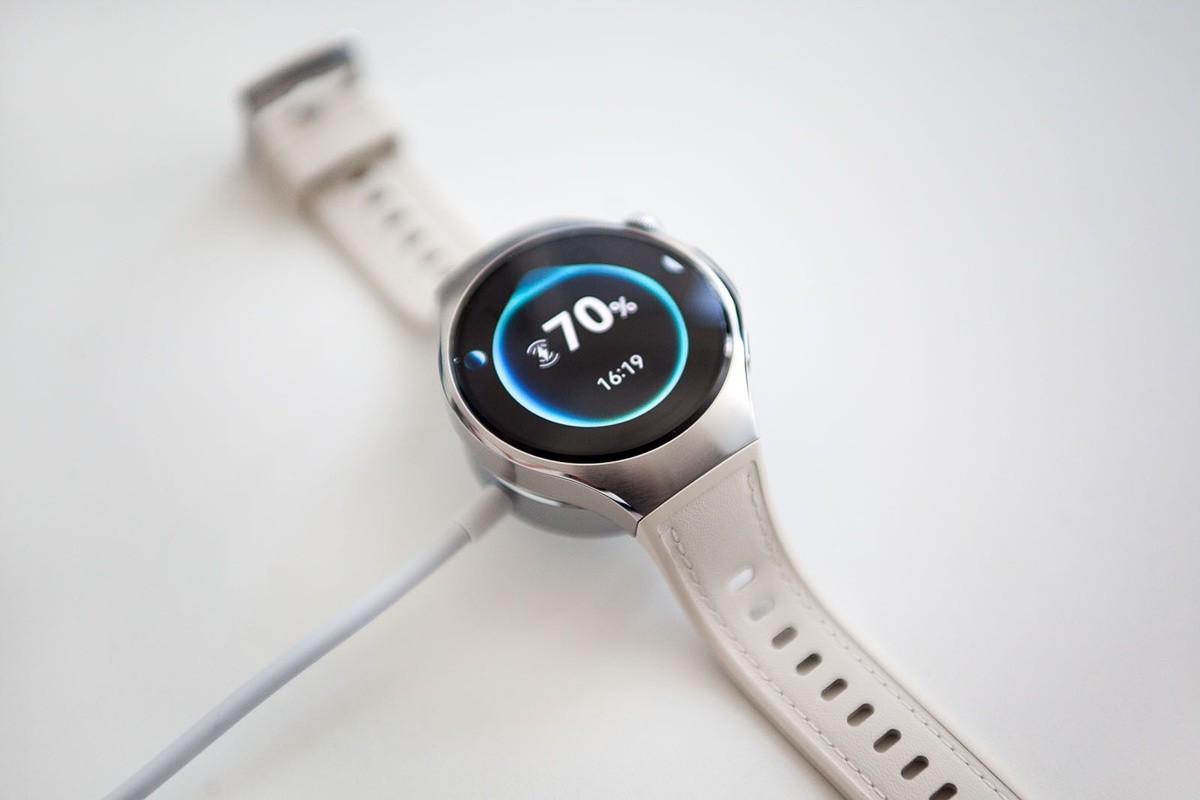 Флагманские смарт-часы Huawei Watch 5: футуристический дизайн и инновационный мультисенсорный датчик 