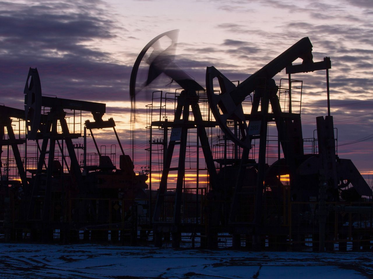 Bloomberg: из-за сокращения добычи цены на нефть могут вырасти до $100