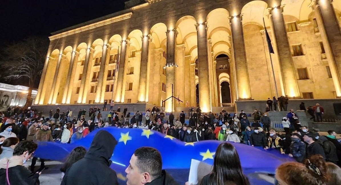 В Тбилиси два дня разгоняют протесты: что происходит в Грузии