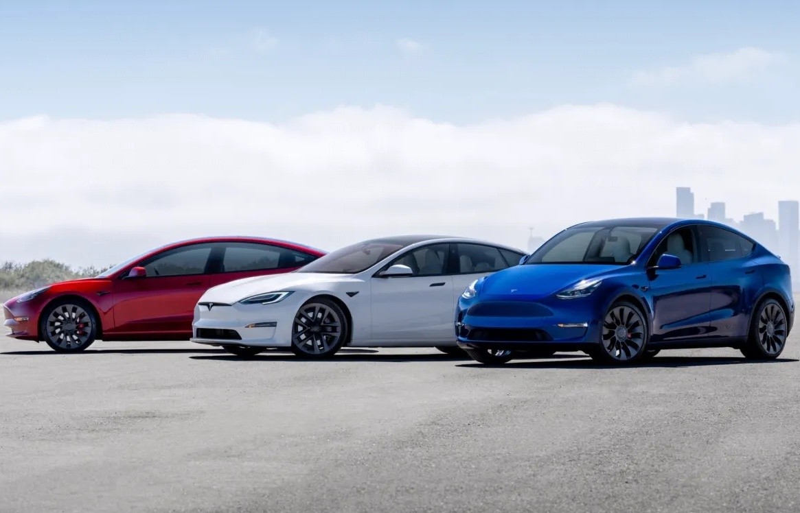 Tesla приостанавливает прием на&nbsp;работу и&nbsp;сокращает сотрудников