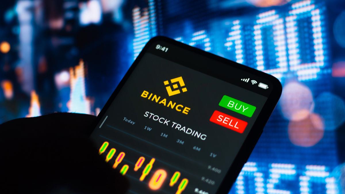 Binance обвинили в заработке на листинге токенов. Что ответила биржа