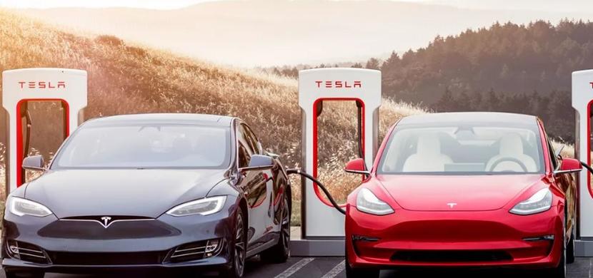 Tesla вновь снижает цены и&nbsp;доплачивает покупателям