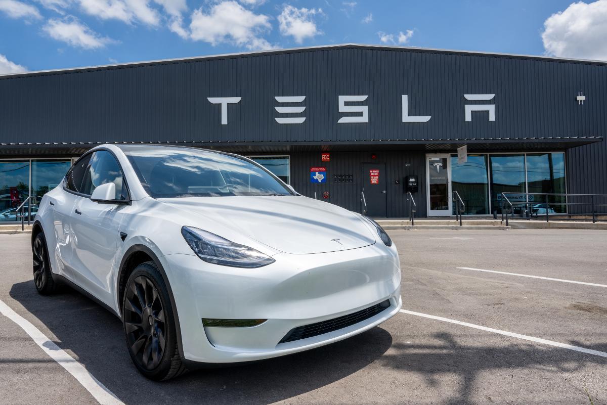 Восстание машин? На заводе Tesla робот напал на человек