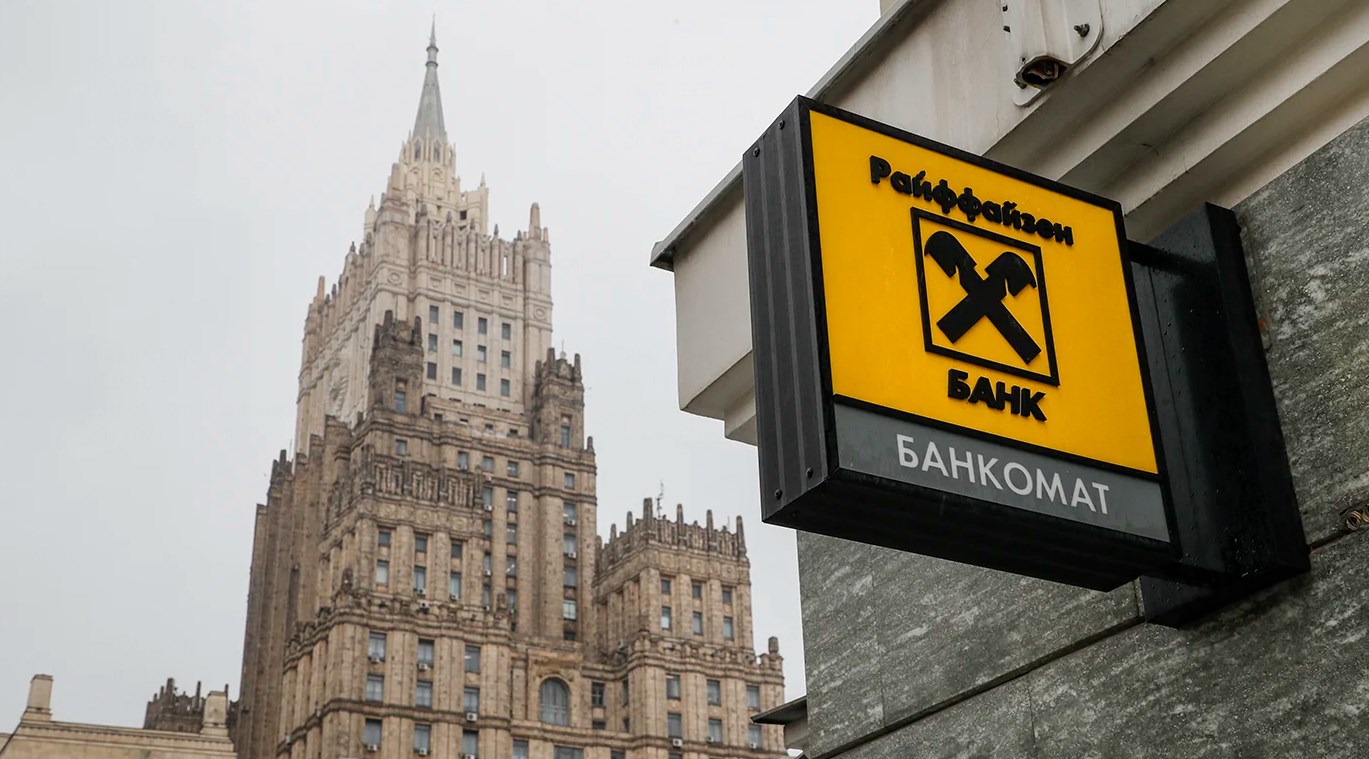 Raiffeisen Bank отложил планы уйти из России