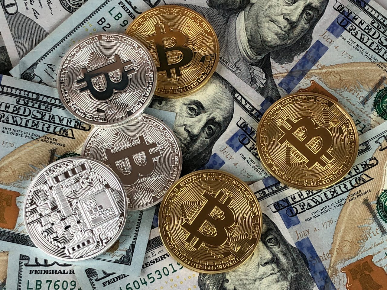 Стоимость биткоина впервые за 4 месяца упала ниже $100 тыс.