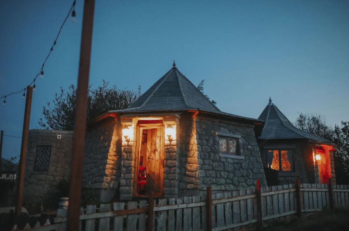 На Airbnb предлагают снять копию хижины Хагрида из «Гарри Поттера». Сколько стоит ночь