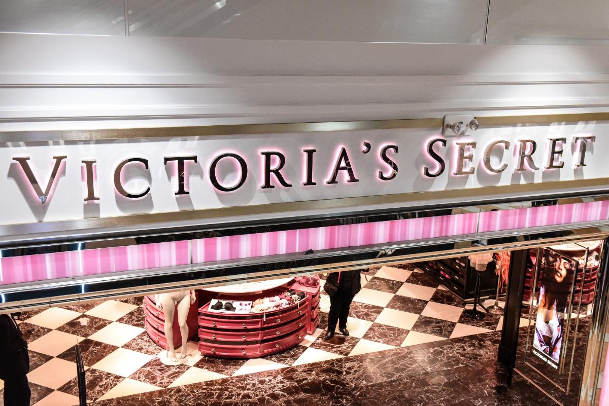 Акции Victoria's Secret упали на четверть после публикации финотчета