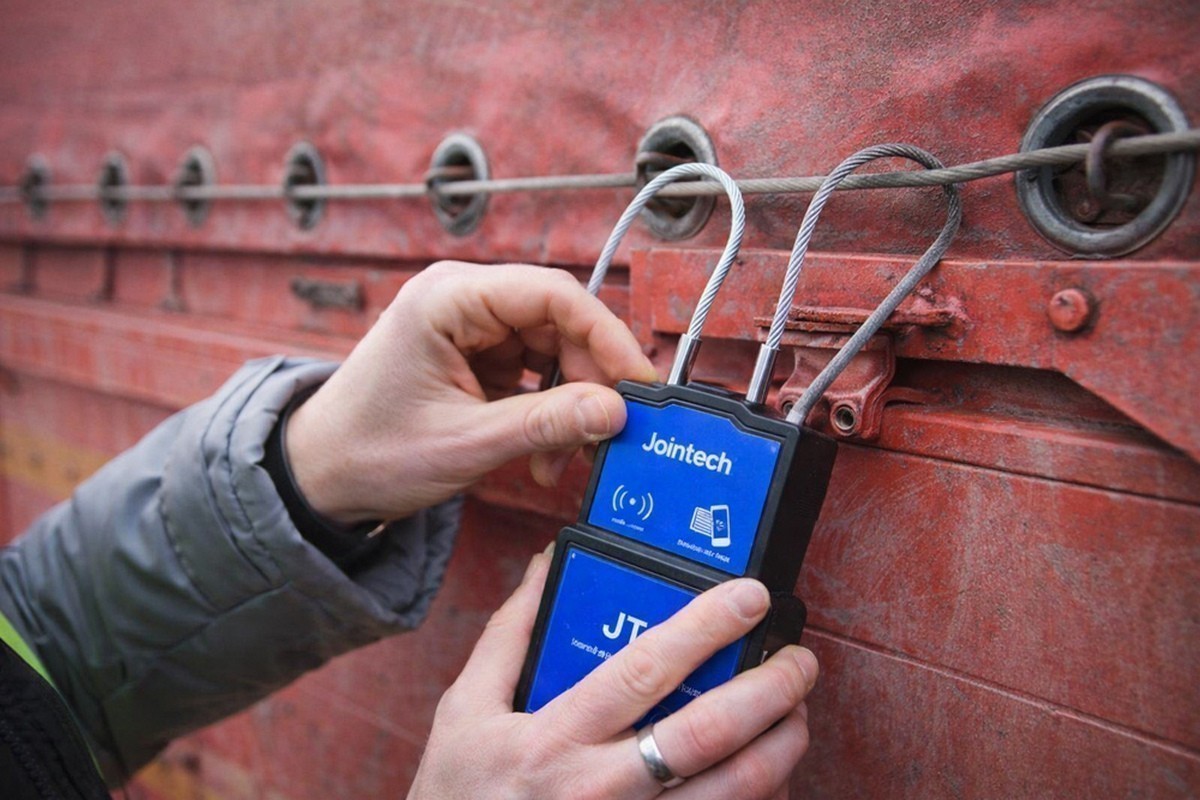 Расходы и&nbsp;простои выросли. Почему навигационные пломбы в&nbsp;ЕАЭС пока не&nbsp;упростили грузоперевозки