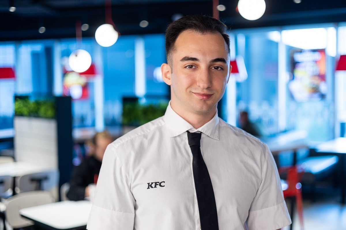 «Хотела накопить на&nbsp;iPhone и&nbsp;уйти, а&nbsp;стала директором». Сотрудники KFC&nbsp;— о&nbsp;своей карьере