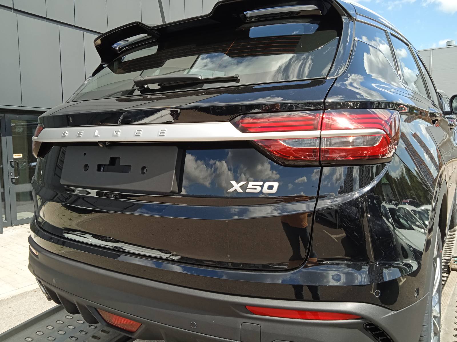 Узнали в автосалонах, сколько стоят новые белорусские кроссоверы BG X50 от «БЕЛДЖИ»
