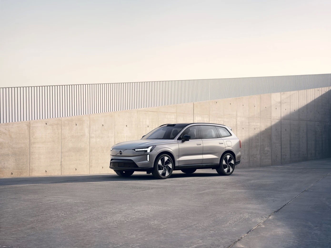 До&nbsp;600&nbsp;км на&nbsp;одной зарядке: Volvo представила электрический кроссовер EX90
