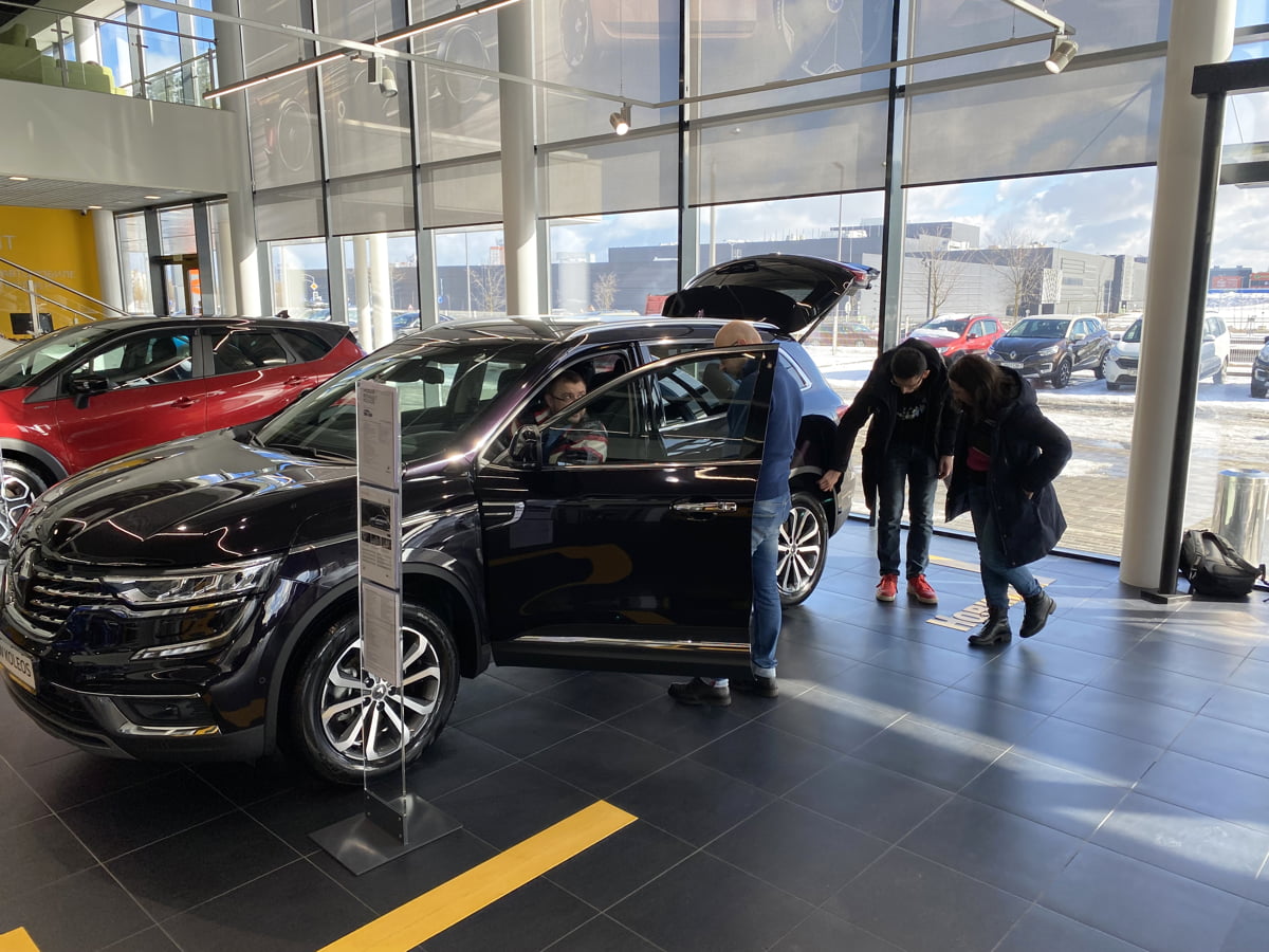 Последний из европейцев? Renault удалось привезти кроссовер Koleos, но будут ли еще поставки