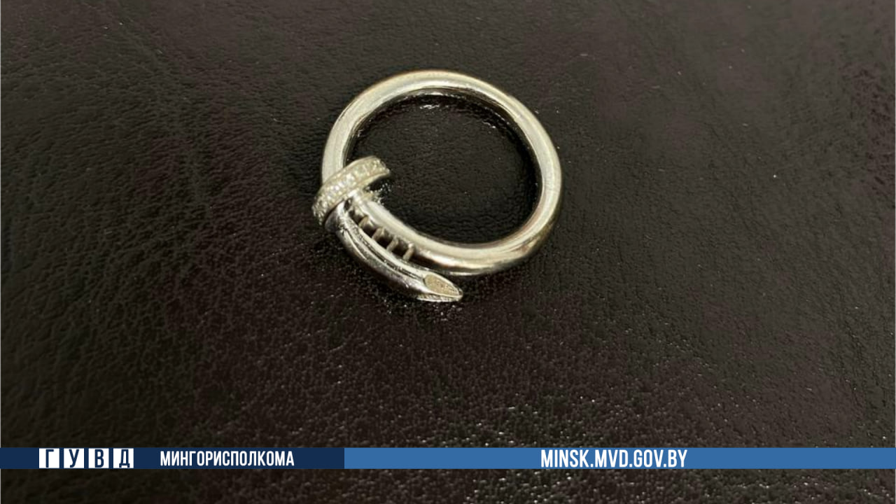 Сотрудница ресторана в Минске украла у посетительницы кольцо Cartier за 9,5 тыс. рублей
