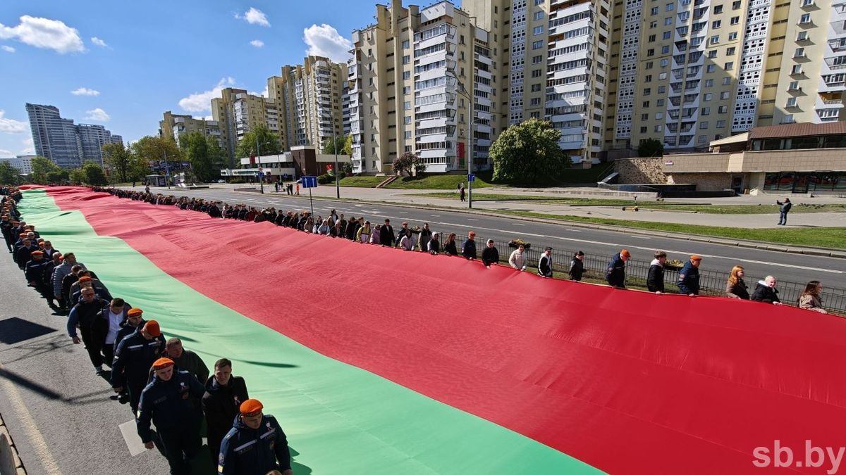 В центре Минска пронесли 500-метровый флаг Беларуси. Как проходит день госсимволов