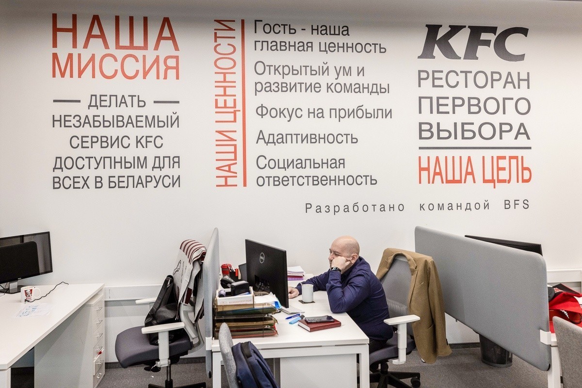 «Капсулы для работы в тишине и лампа от бактерий». Побывали в офисе KFC в Беларуси