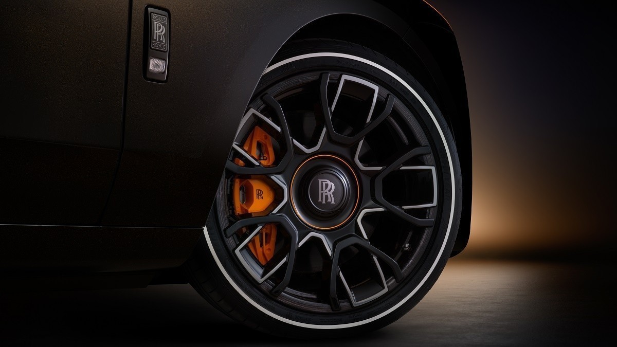 Rolls-Royce показал седан Ghost в стиле лунного затмения: всего 25 авто и анимация в салоне