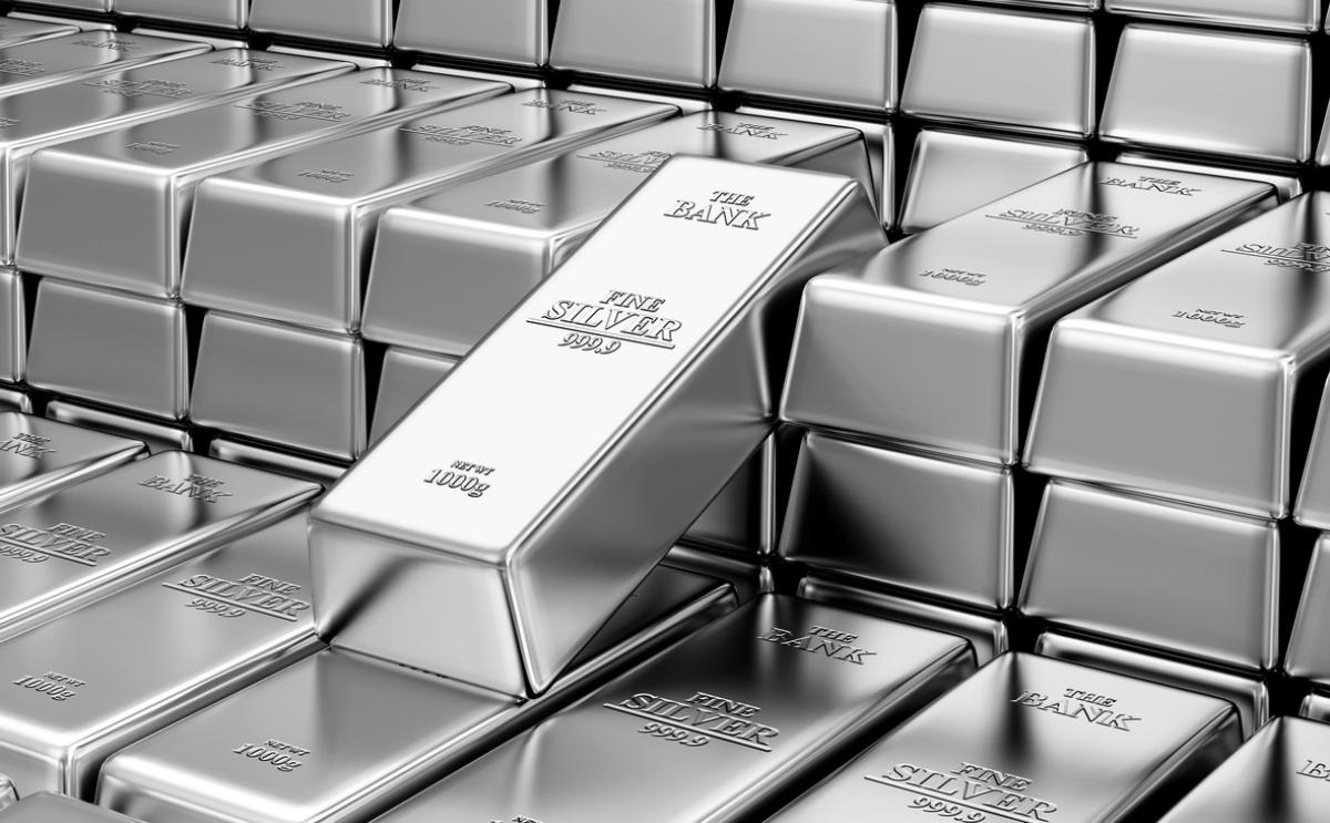 Серебро впервые с 2011 года стоит дороже $44 за унцию