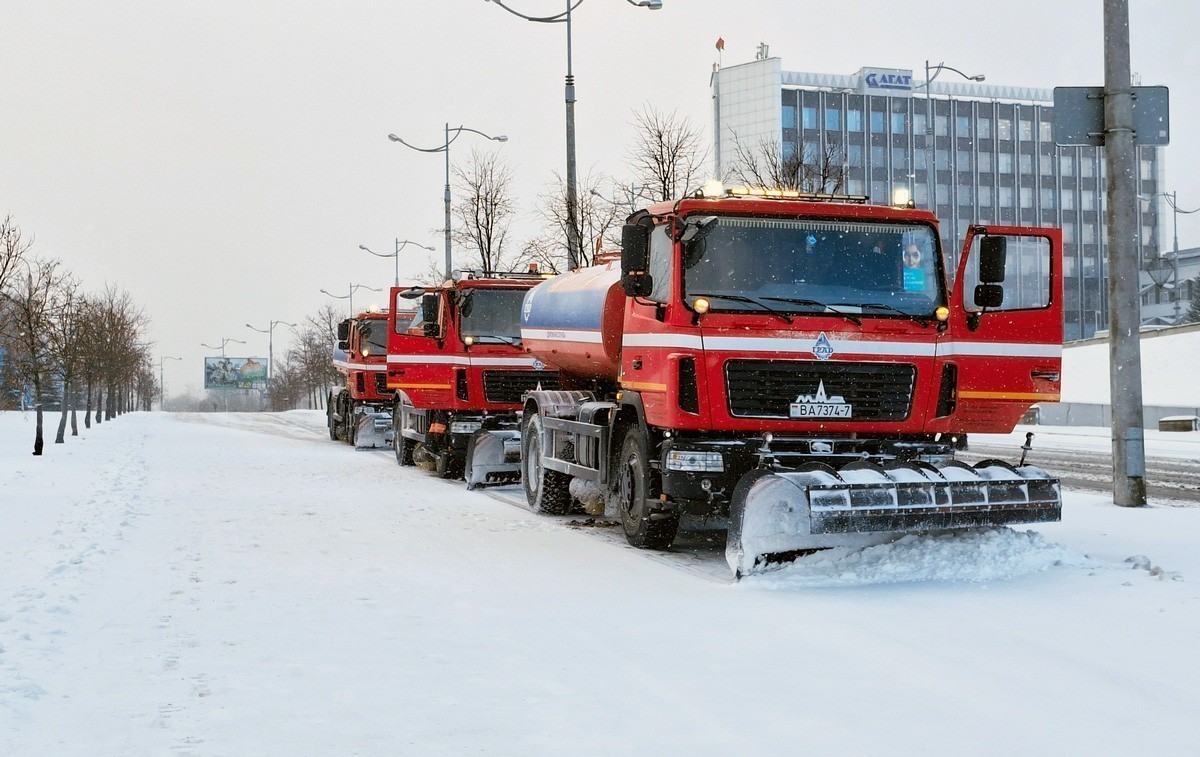 На уборку снега выведут вездеходы и БТРы, а некоторые дороги будут закрывать. Как в Беларуси сражаются с «Улли»