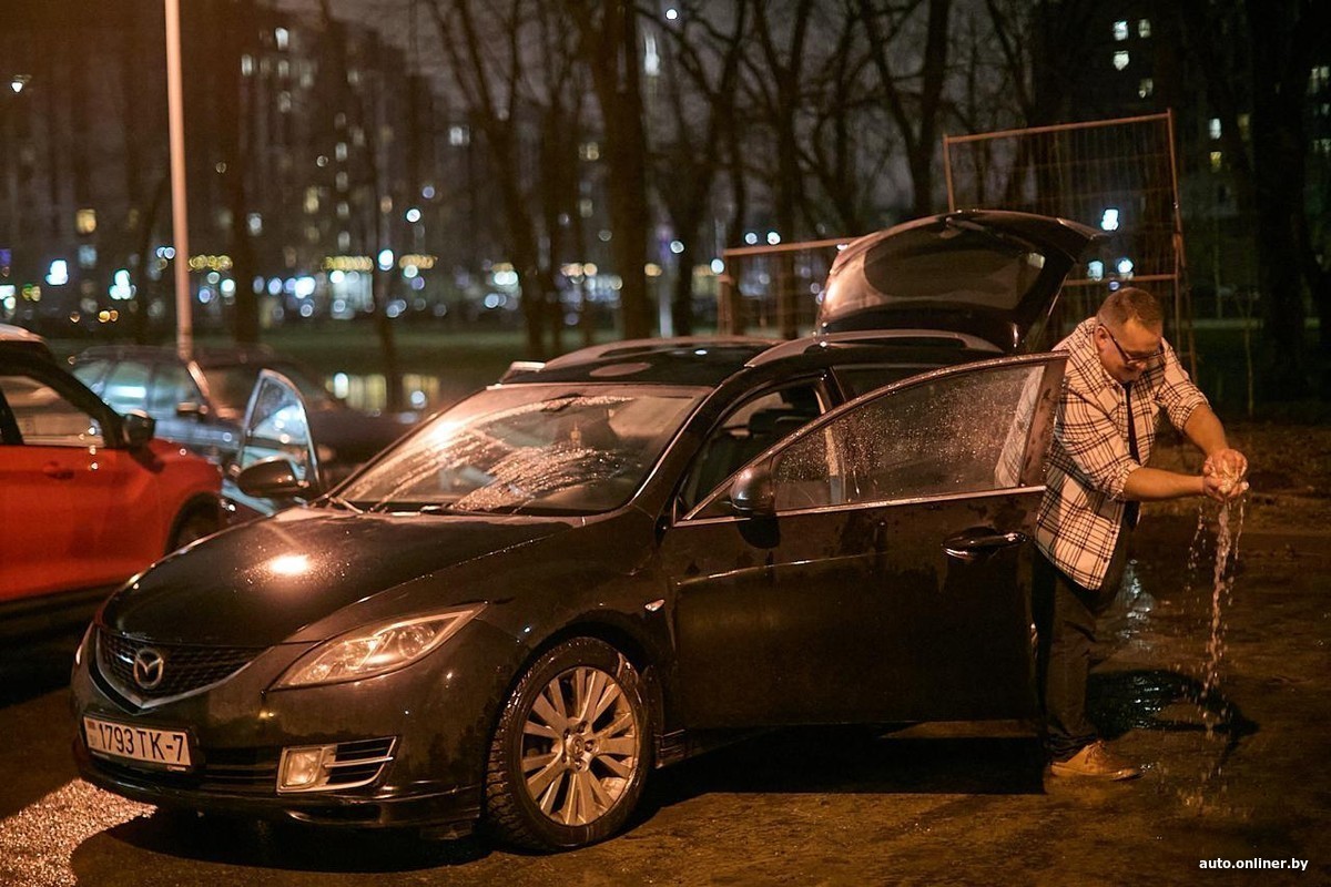 Машину на парковке затопило, или на нее упало дерево. Юрист рассказал, что делать владельцу