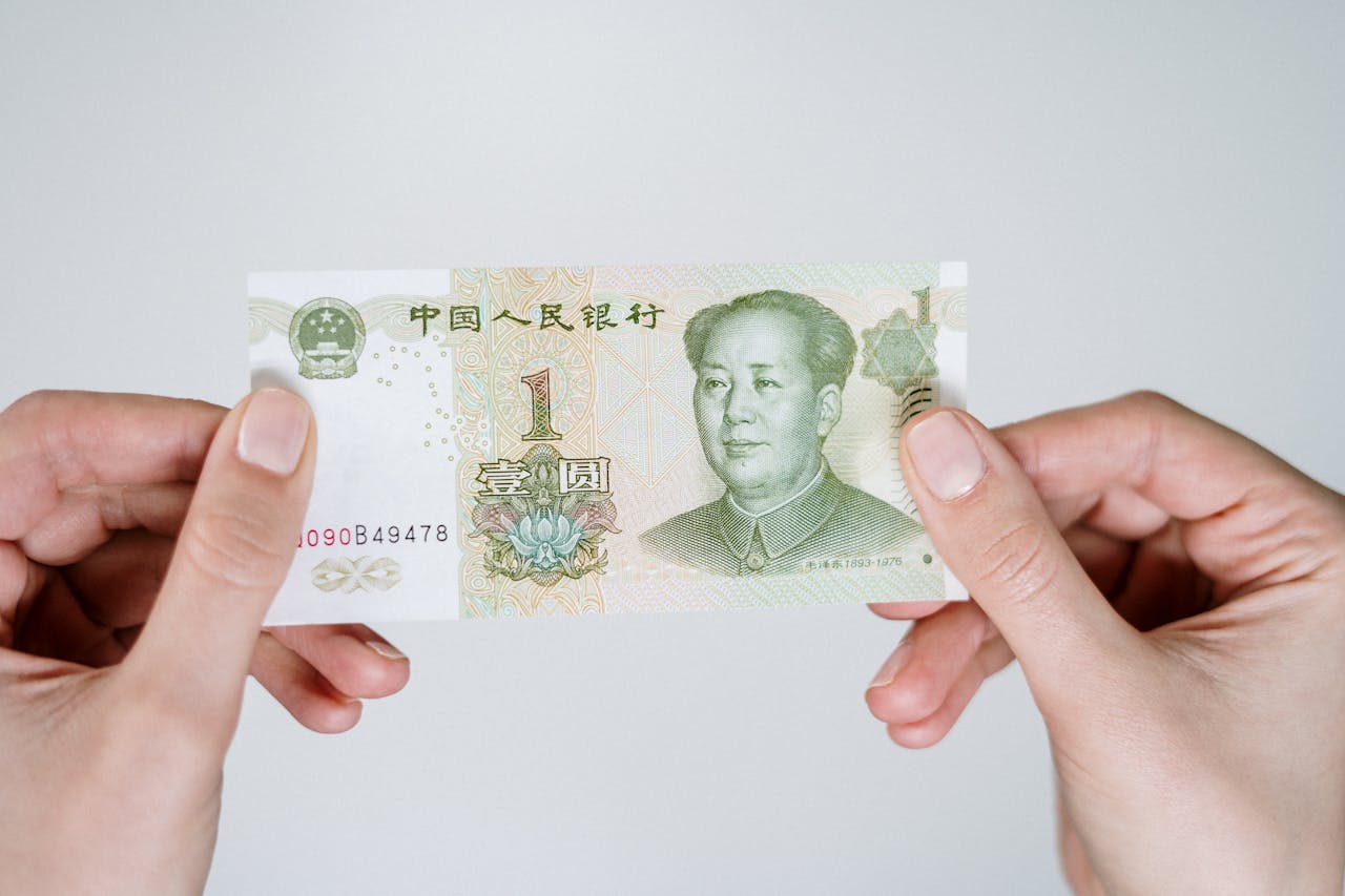 На белорусской бирже начали продавать бумажную упаковку за юани