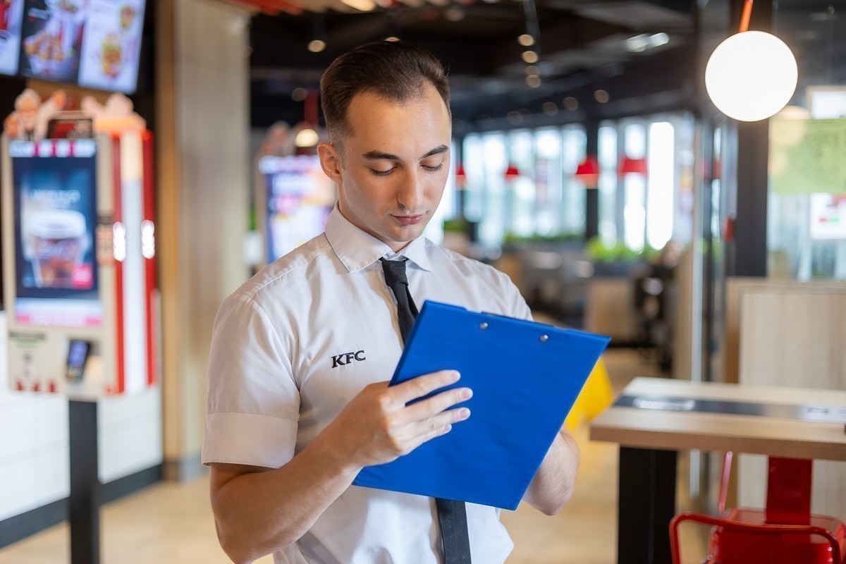 «Хотела накопить на&nbsp;iPhone и&nbsp;уйти, а&nbsp;стала директором». Сотрудники KFC&nbsp;— о&nbsp;своей карьере