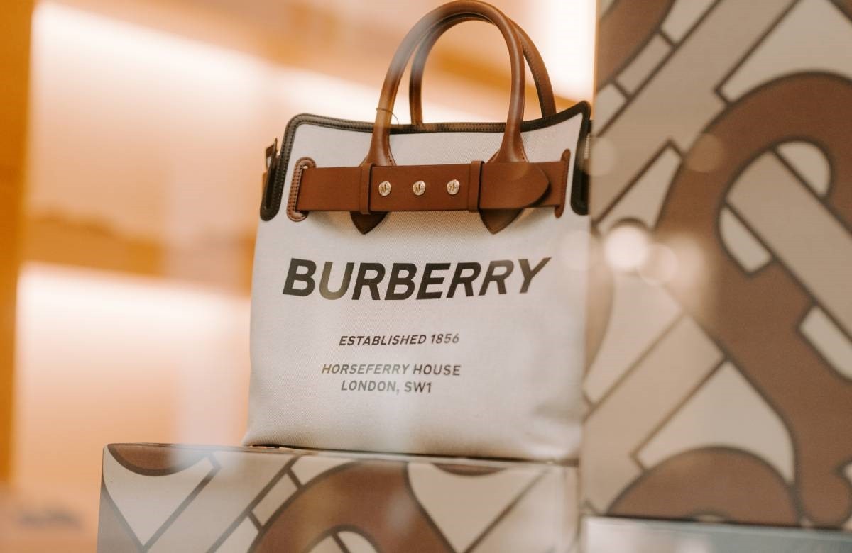 У модного дома Burberry большие убытки. Из-за них компания сократит 18% персонала